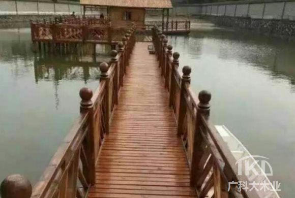水上防腐木棧道護(hù)欄工程